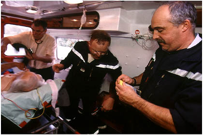 Prise en charge d'un malade dans l'ambulance des pompiers